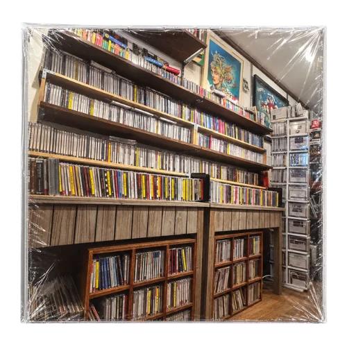 コレクターズCDやDVDが並ぶ店内の棚