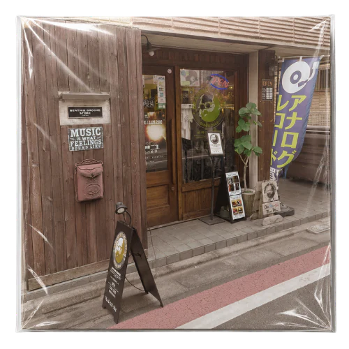 木製の扉とレコードの旗が目印のBEATNIK GROOVE店舗外観