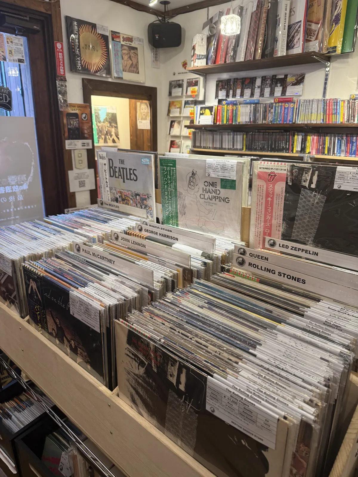 仕切り板とレコードが並ぶ店内の棚