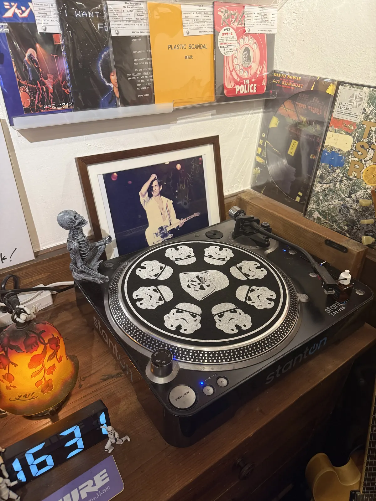 店内のターンテーブルと音楽の展示物
