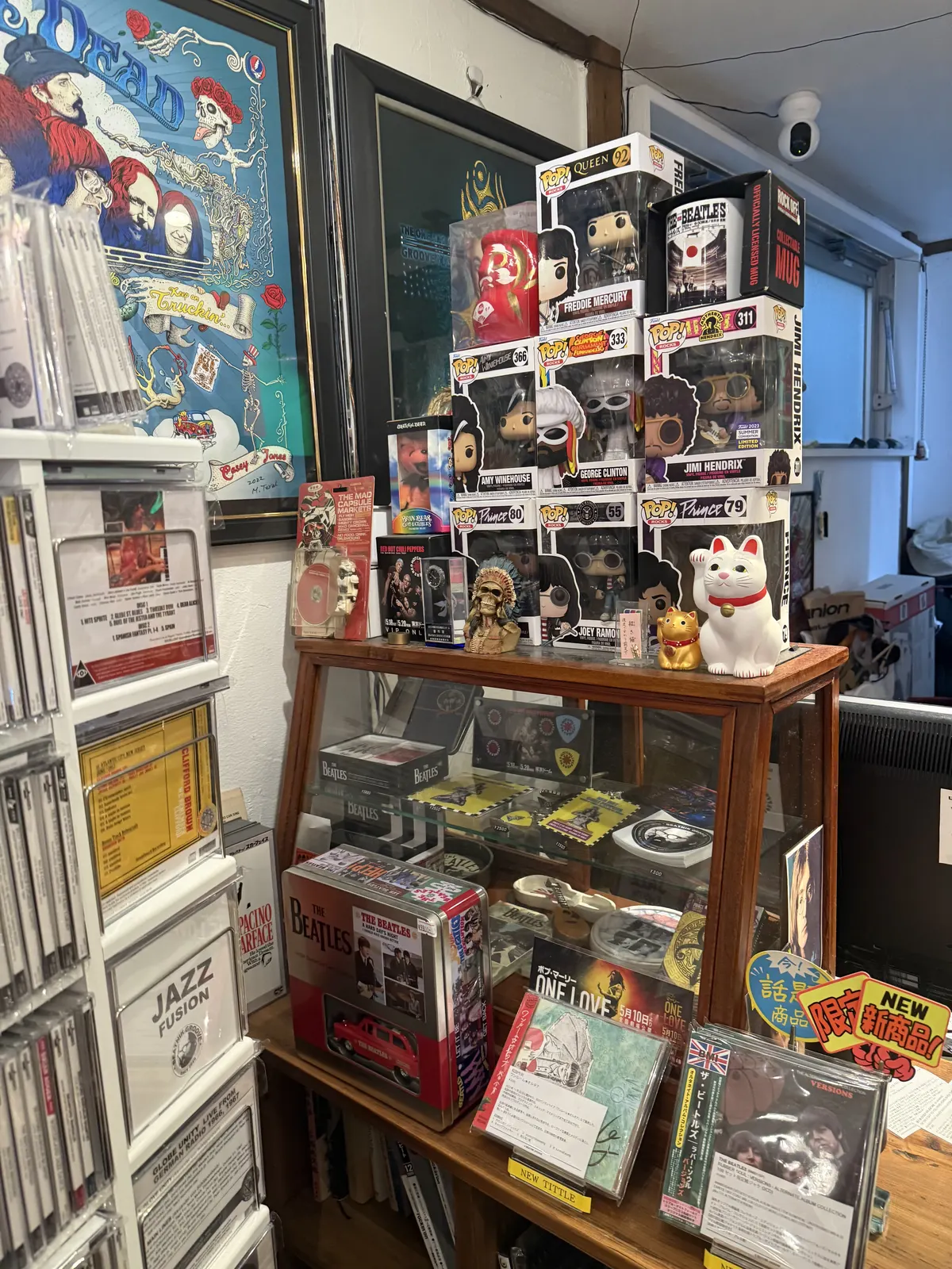 音楽雑貨やフィギュアが並ぶ店内ショーケース